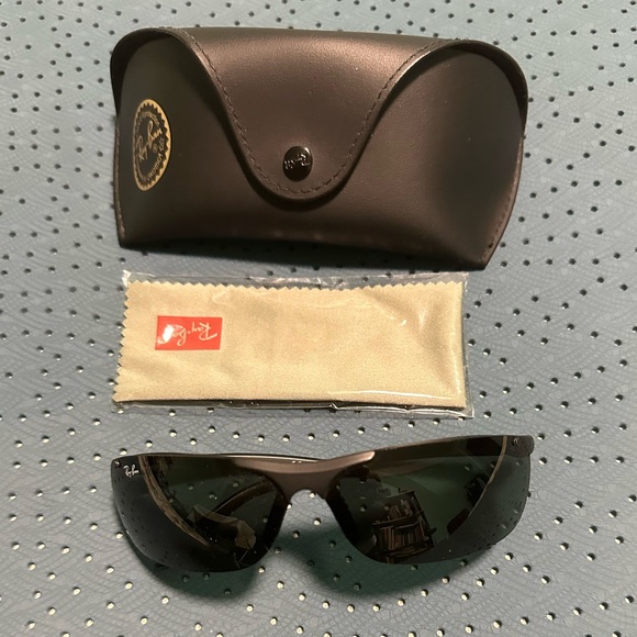 Ray•Ban Man Sunglasses made in Italy excellent condition.